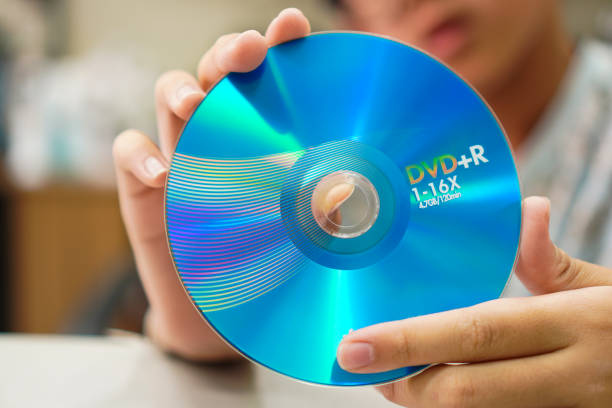 이미지는 가정 및 사무실 컴퓨팅 장치에서 사용하기 위한 파란색 4.7gb 단층 dvd의 전면 화면을 보여줍니다. - playing dvd cd rom equipment 뉴스 사진 이미지