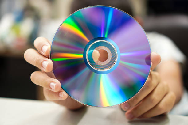 이미지는 가정 및 사무실 컴퓨팅 장치에서 사용하기 위한 파란색 4.7gb 단층 dvd의 저장 영역을 보여줍니다. - playing dvd cd rom equipment 뉴스 사진 이미지