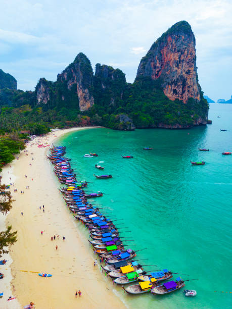 ライレイ湾の空撮。 - thailand beach longtail boat cliff ストックフォトと画像