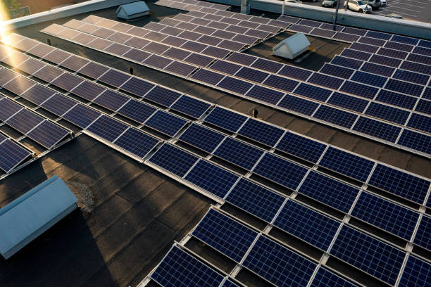 cellules solaires au sommet d’un bâtiment - industry dusk night sustainable resources photos et images de collection