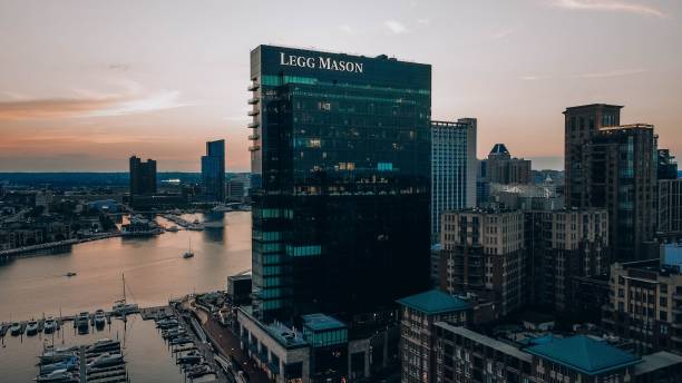 vue aérienne du bâtiment legg mason et du port de baltimore à côté au coucher du soleil aux états-unis - open photos et images de collection