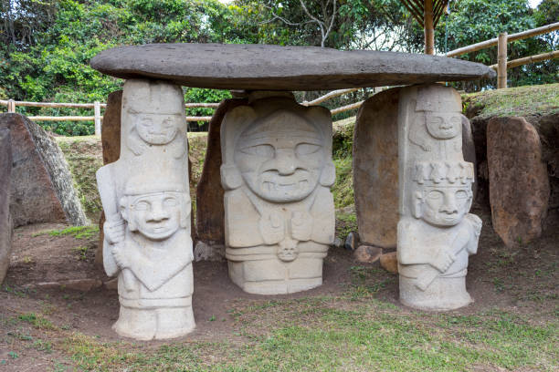 산 아구스틴(산 아구스틴), 우일라, 콜롬비아 : 고고학 공원에 있는 콜럼버스 이전 거석 조각품. 화산석으로 조각 된 인상적인 거석. 무덤에서 쉬고 있는 죽은 자의 가르디안. - san agustin 뉴스 사진 이미지