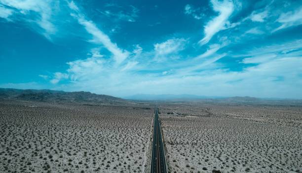vista del deserto del mojave su una giornata uggiosa, sfondo nuvoloso del cielo - driest foto e immagini stock