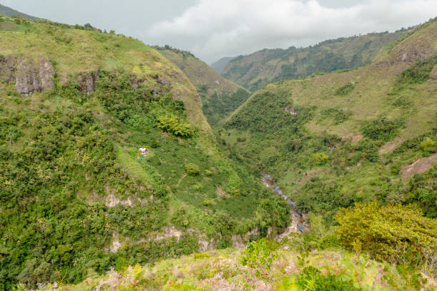 schöne kolumbianische andenlandschaft mit einer schlucht, in der nähe von la chaquira, san agustin (san agustín), huila, kolumbien. - san agustin stock-fotos und bilder