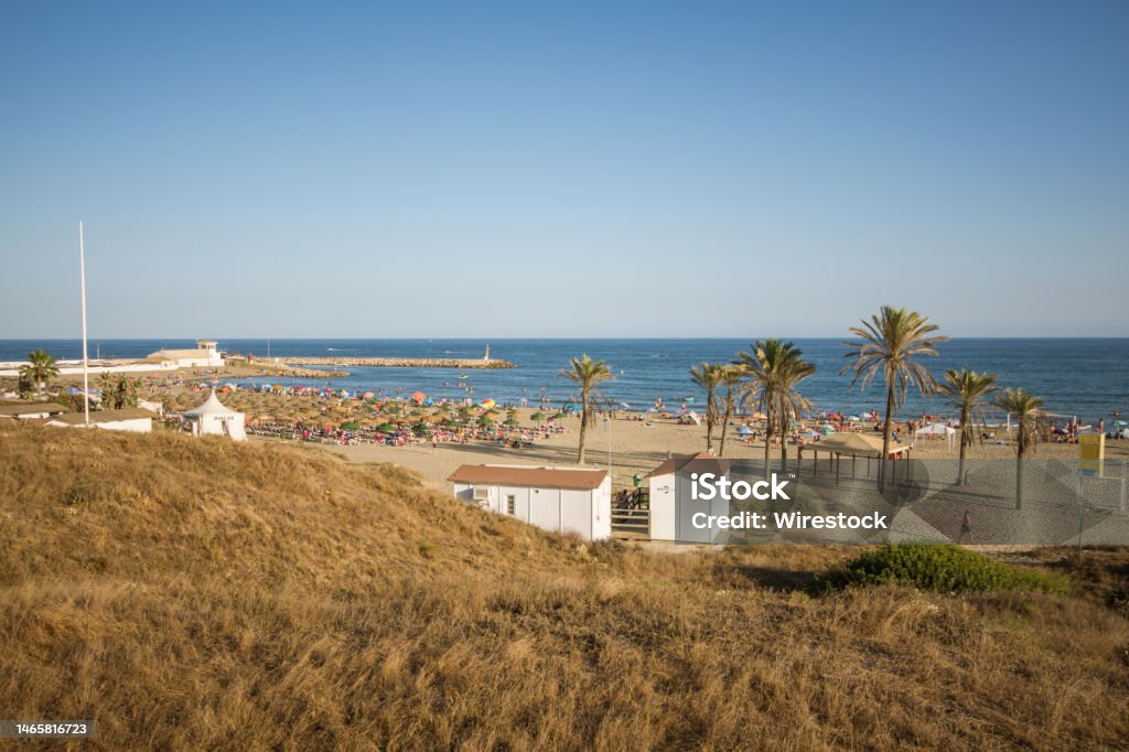Playa de Cabopino con un puerto cerca de Marbella en temporada de verano en la Costa del Sol, España - Foto de stock de Agua libre de derechos Playa de Cabopino con un puerto cerca de Marbella en temporada de verano en la Costa del Sol, España - Foto de stock de Agua libre de derechos