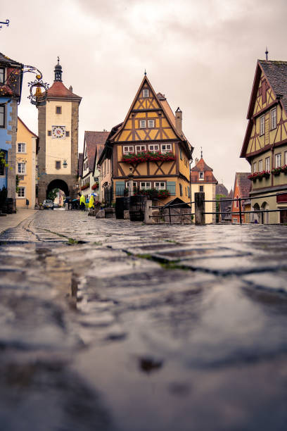 bella vista sulle case medievali ploelein a rothenburg ob der tauber in franconia, in germania. - citytrip foto e immagini stock