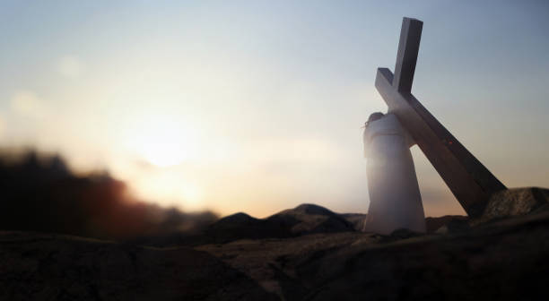 luz brillante en la colina del gólgota y jesucristo llevando su crucifixión - easter praying cross cross shape fotografías e imágenes de stock