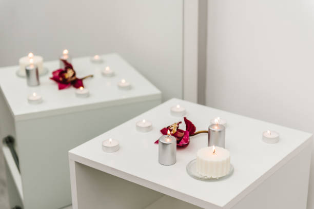 Spa center. Details decor in spa salon. Candles, and orchid flowers on table. Skincare concept. Cosmetology, body massage, spa procedure. Space for text. Copy place. Lighted candles are burning. centro de spa. detalles de decoración en salón spa. velas y flores de orquídeas en la mesa. concepto de cuidado de la piel. cosmetología, masaje corporal, procedimiento de spa. espacio para texto. copiar lugar. las velas encendidas están encendidas.