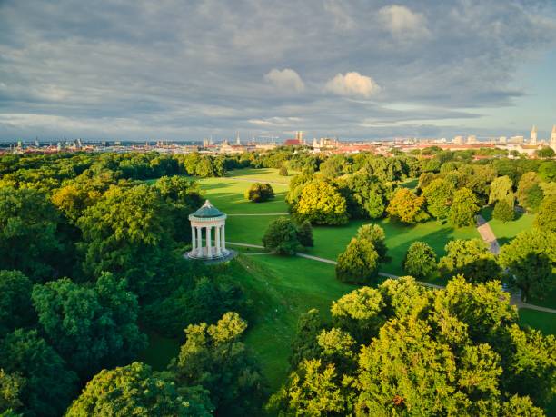 monopteros en jardín inglés - englischer garten fotografías e imágenes de stock