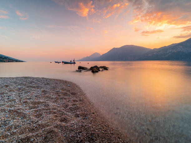 夏のサンセットガルダ湖の景色 - lake garda sunset blue nautical vessel ストックフォトと画像