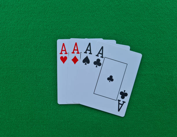 quatre cartes d’as sur fond de table de casino en feutre vert - gambling chip green stack gambling photos et images de collection