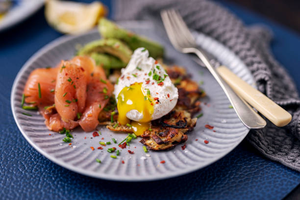 Latke avec œuf poché et saumon fumé - Photo