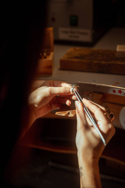 donna gioielliere che cerca pietra preziosa - jewelry craftsperson craft jeweller foto e immagini stock
