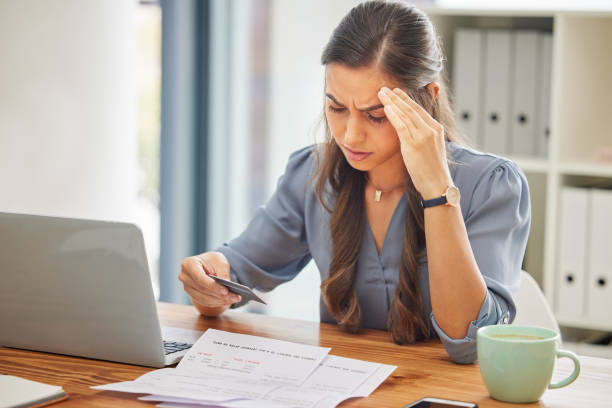Stress, credit card or business woman with laptop confused with finance, burnout or budget depression in office. Document, bill or employee with headache for loan payment decline, debt anxiety or tax estrés, tarjeta de crédito o mujer de negocios con computadora portátil confundida con finanzas, agotamiento o depresión presupuestaria en la oficina. documento, factura o empleado con dolor de cabeza por disminución del pago del préstamo, ansiedad p