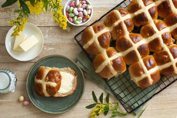 부활절을위한 전통적인 수제 핫 크로스 빵. - bun bread cake dinner 뉴스 사진 이미지