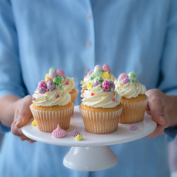 süße und leckere oster-cupcakes - cupcake cake candy pink stock-fotos und bilder