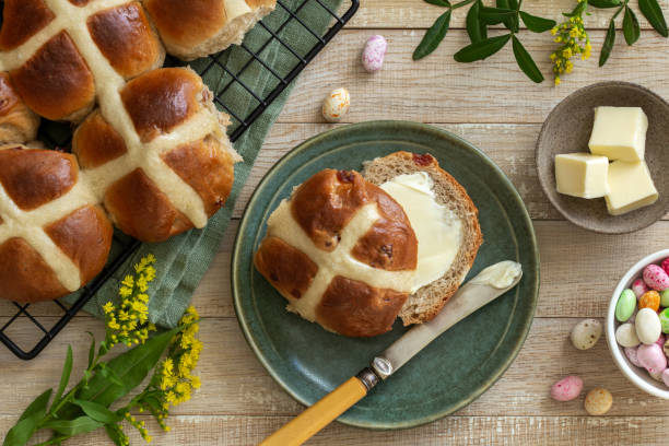 전통적인 부활절 뜨거운 십자가 빵 - bun bread cake dinner 뉴스 사진 이미지