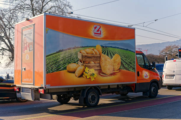 camion de livraison de nourriture passant à la place nommée bürkliplatz à la ville suisse. - named logistics company photos et images de collection