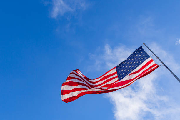 amerikanische flagge winken. - flag day stock-fotos und bilder