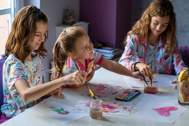 istock girls paint 1466000816