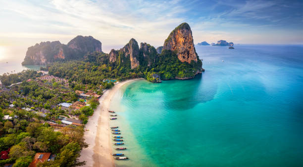 クラビの美しいライレイビーチのパノラマ空中日の出ビュー - thailand beach longtail boat cliff ストックフォトと画像