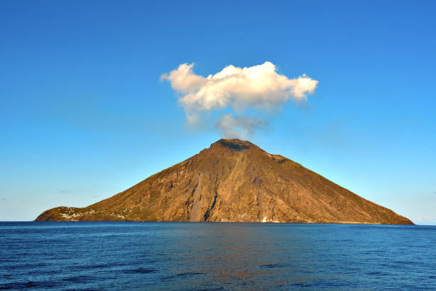 vulcano stromboli, sycylia, włochy - lipari island zdjęcia i obrazy z banku zdjęć