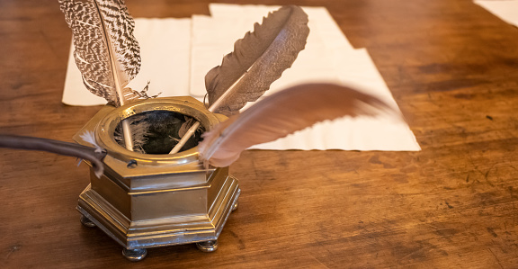 Antiguo tintero de metal con plumas de ave para escribir en la casa museo de Cervantes de Valladolid, España