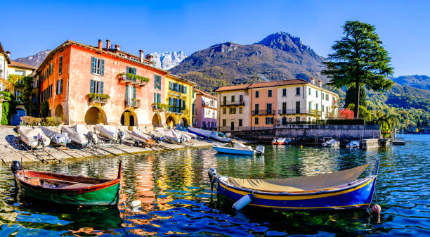 イタリアのマンデッロデルラーリオの旧市街と港 - comune di lecco ストックフォトと画像
