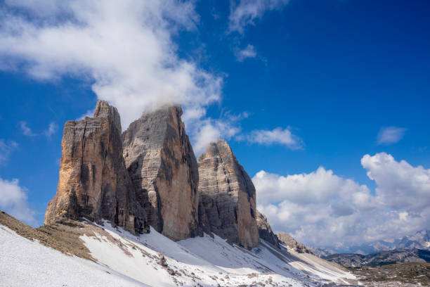 excelente vista das dolomitas. tre cime di lavaredo. - tre cime - fotografias e filmes do acervo