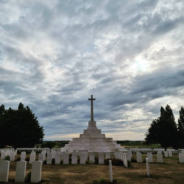 gran cementerio de la guerra mundial - flanders war grave war memorial fotografías e imágenes de stock