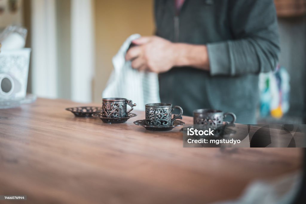 Uomo Che Prepara I Bicchieri Per Il Caffè Turco Sulla Scrivania Del Bar Di  Legno - Fotografie stock e altre immagini di Adulto - iStock
