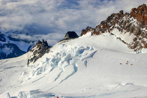 vista dalla scalata del monte rainier, washington - crevasse foto e immagini stock