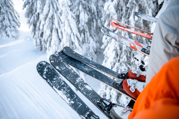 �체어 리프트에서 스키 - skiing snow ski slope sunlight 뉴스 사진 이미지