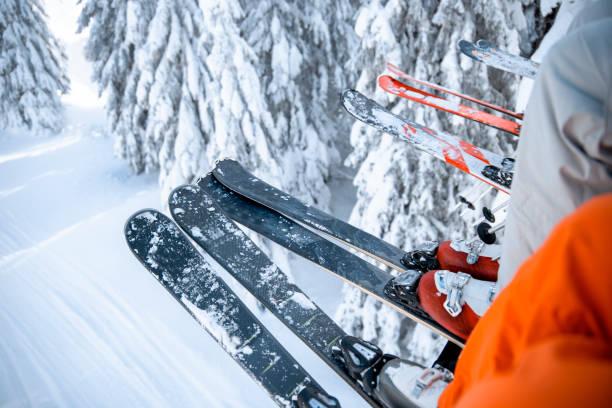 skis on a chairlift - skiing snow ski slope sunlight imagens e fotografias de stock