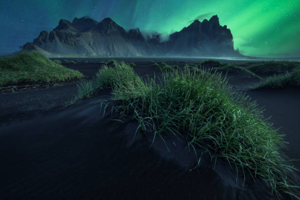 베스트라호른 산과 오로라, 아이슬란드 - aurora borealis iceland astronomy tranquil scene 뉴스 사진 이미지
