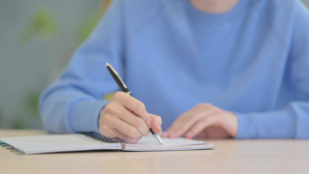 gros plan d’une jeune femme écrivant au travail - 13283 photos et images de collection