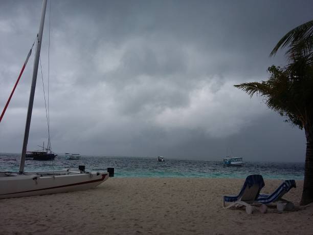 インド洋のモルディブ諸島 ヤシの木と白い砂浜とリラクゼーション - clear sky water sports and fitness yacht ストックフォトと画像