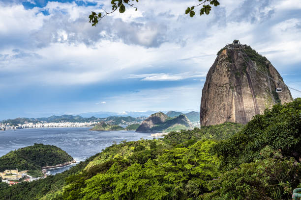 vista de la bahía de guanabara y el pan de azúcar en río de janeiro, brasil - sugarloaf mountain mountain rio de janeiro brazil fotografías e imágenes de stock