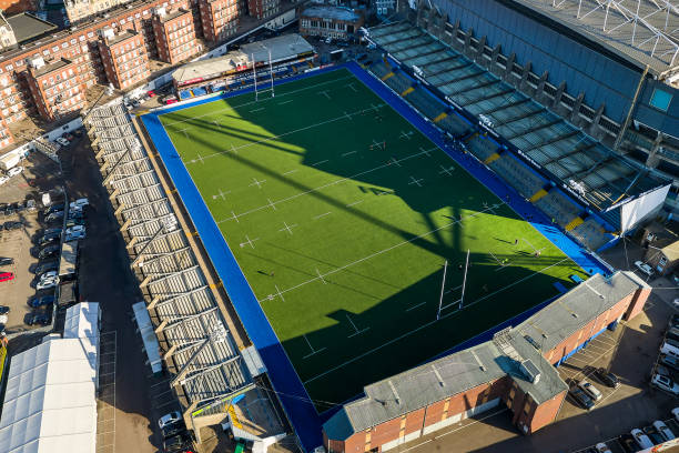 vue aérienne du centre de cardiff et du terrain de rugby du cardiff arms park avec un terrain en plastique 4g.  cardiff est la capitale du pays de galles - cardiff millennium centre photos et images de collection