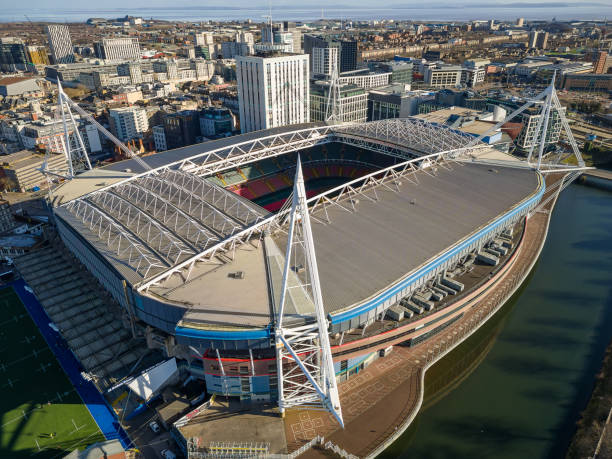 vue aérienne du centre de cardiff et du millennium (principauté) stadium à côté de la rivière taff.  le stade est utilisé pour accueillir des matchs internationaux de rugby et d’autres grands événements. - cardiff millennium centre photos et images de collection