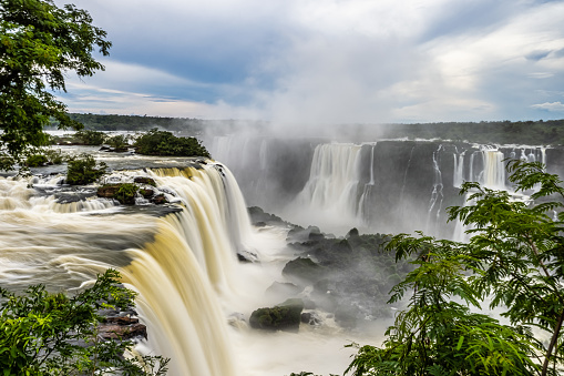 Garganta del Diablo en las Cataratas del Iguazú, una de las grandes maravillas naturales del mundo, en la frontera de Argentina y Brasil. photo