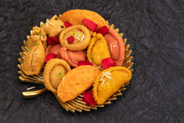 albóndigas fritas indias surtidas mithai gujiya, chandrakala, kalash gujia, suryakala, rose karanji, potli gujia, chandrakala, laung latta, samosa gunjiya, khoa gughara, khoya pedakiya - gujia fotografías e imágenes de stock