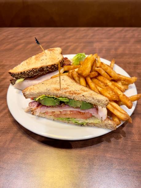 клубный сэндвич и картофель фри - club sandwich sandwich french fries turkey стоковые фото и изображения