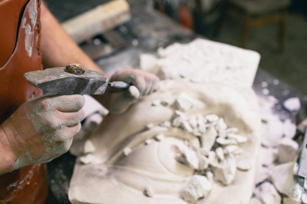 mann bildhauer schafft skulptur büste gips menschliche frau skulptur. workshop zur herstellung von statuen - meißel stock-fotos und bilder