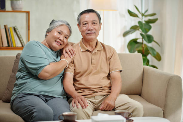 Senior Couple Watching Movie Happy senior couple watching movie on tv at home квед 63 stock pictures, royalty-free photos & images