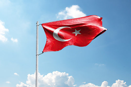 Bandera de Turquía ondeando en el viento contra el cielo azul. Renderizado 3D. photo