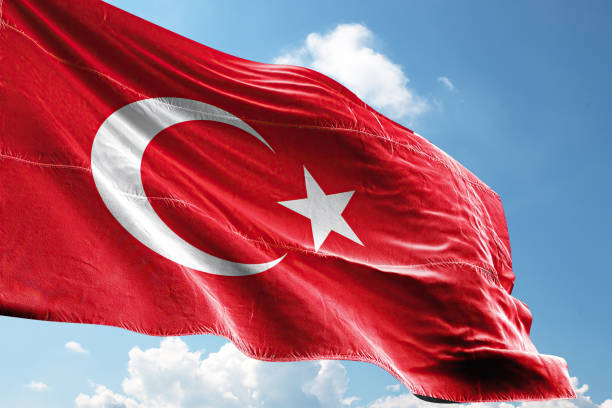 bandera de turquía ondeando en el viento contra el cielo azul. renderizado 3d. - bandera turca fotografías e imágenes de stock