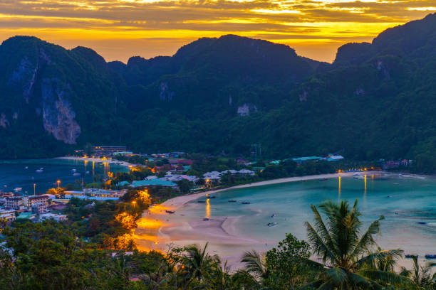 해질녘 피피섬의 전망, 태국 끄라비 지방. 여행 휴가 배경 - phi phi islands 뉴스 사진 이미지