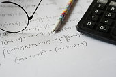 handschriftliches-schreiben-von-algebragleichungen-auf-einem-papier.jpg?b=1&s=170x170&k=20&c=5jlpsmd3D33yCMOgsgBduIjAkFPnEPsVZdgIdsUL91A=
