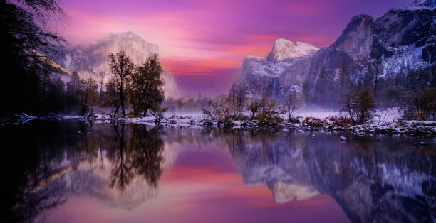 vale de yosemite, parque nacional de yosemite, califórnia, eua, - mist rock winter autumn - fotografias e filmes do acervo